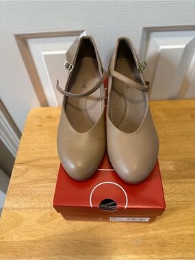Capezio 550 1.5” heel Character Dance Shoes Caramel size 7.5M